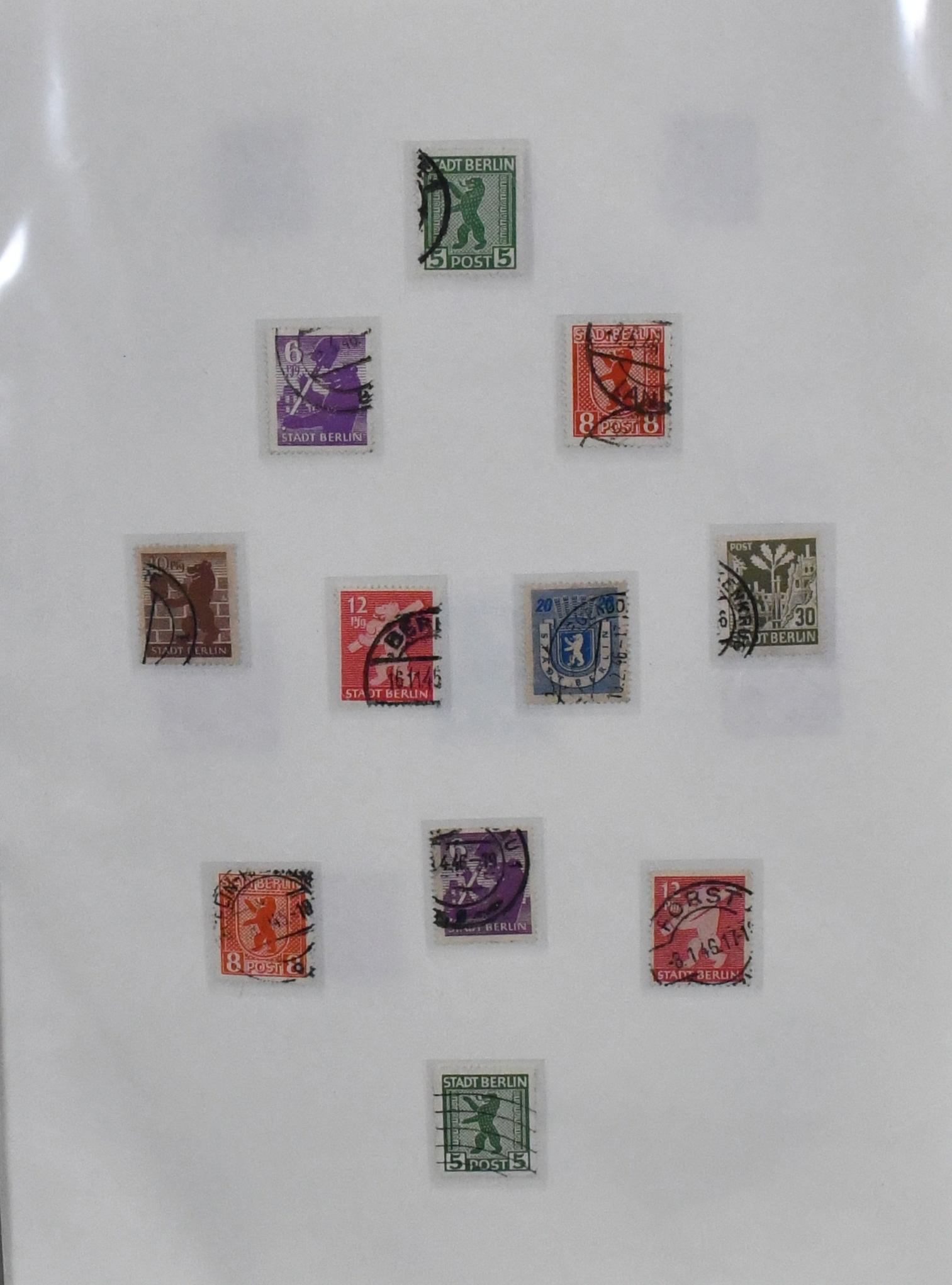 SBZ/NDR, 1945-1990, použitá sbírka ve třech silných svazcích, od vydání Bären, s Meklenburskem, Saskem, Durynskem a všeobecnými vydáními, NDR od 1949 s prakticky kompletní částí známek (bez Bl. 7-9 a Köpfe II), vč. Bach, Akademie, veletržní vydání, Chinesen, č. 289/92, Bl. 10/12, stejně jako celá moderna. Mi. 3500,-, velmi levně